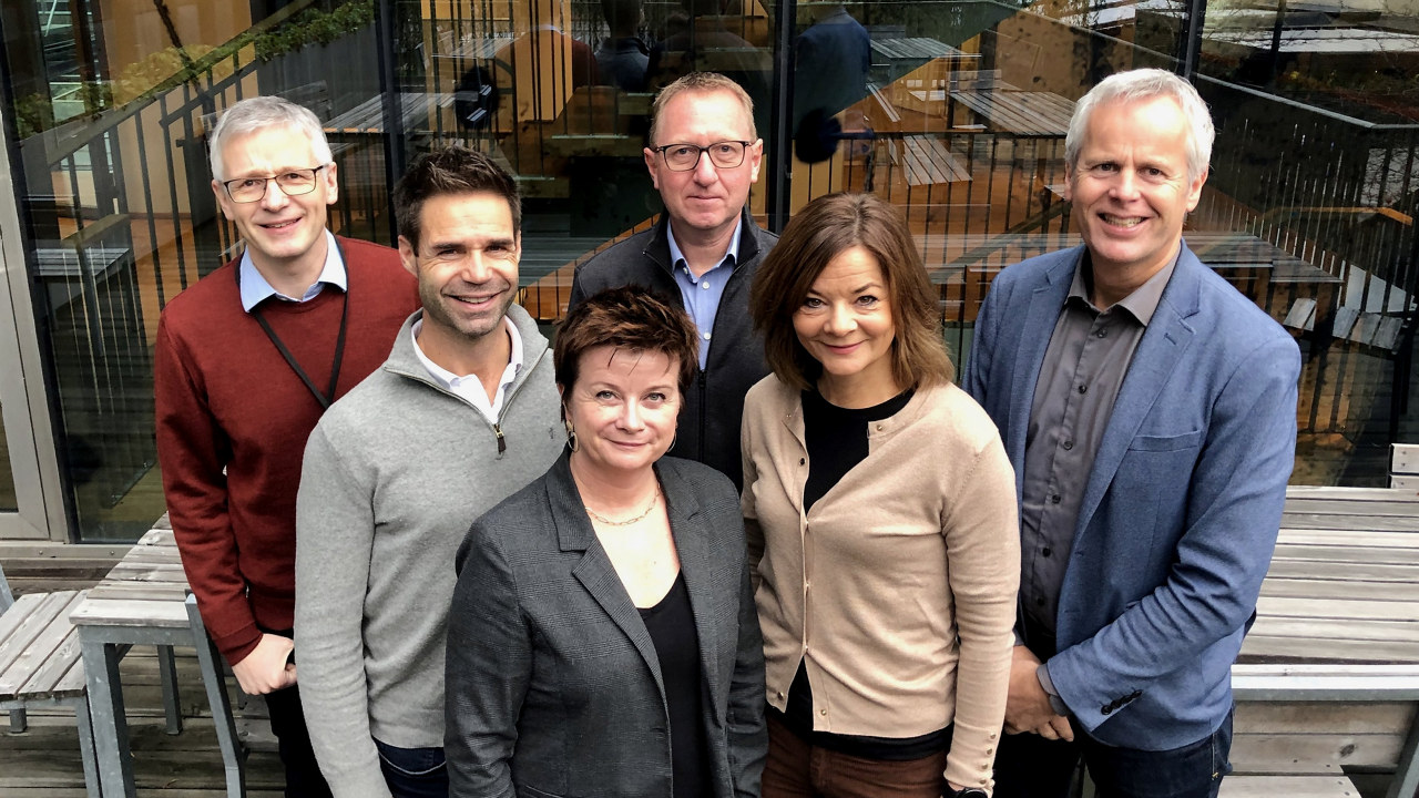 Fra venstre: Torbjørn Furulund (NHO SH), Andreas Bjørang (E2Helse,) Trond Halvorsen (Hemis), Ole Kristian Lauvland (Falck Helse). Foran fra venstre: Kjersti Kleven (Agenda HMS) og Liv Østbye (Stamina Helse). Åsmund Nyhus (Helsehuset Salis) var ikke tilstede.