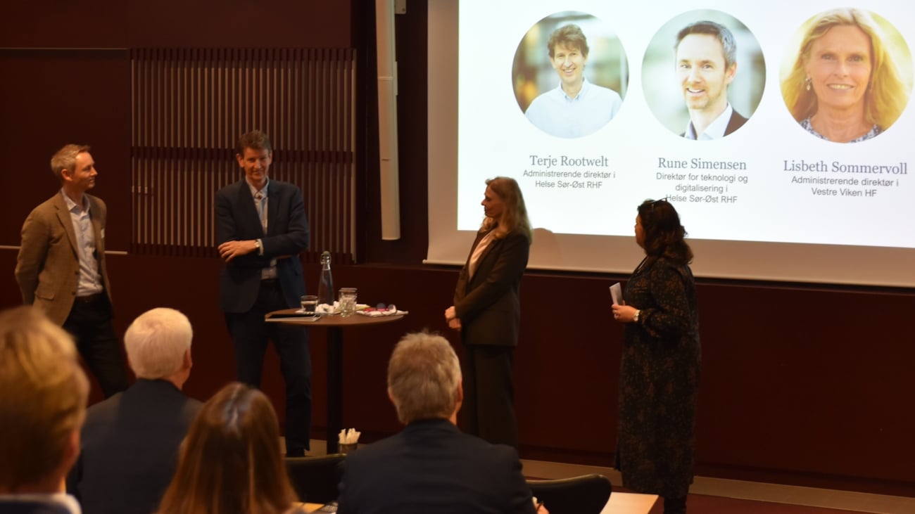 Fra venstre: Rune Simensen, direktør for teknologi og digitalisering i Helse Sør-Øst RHF, Terje Rootwelt, administrerende direktør i Helse Sør-Øst RHF, Lisbeth Sommervoll, administrerende direktør i Vestre Viken HF og Cathy Capdeville, bransjepolitisk direktør i Melanor. 